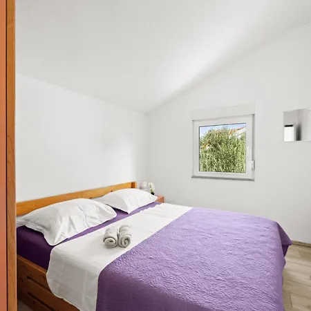 1 Bedroom Stunning In Apartment *