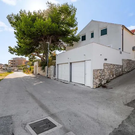 1 Bedroom Stunning In *