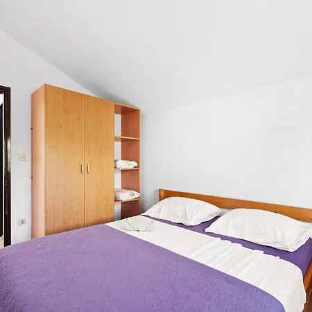 1 Bedroom Stunning In Apartment *